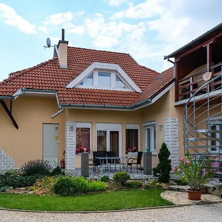 4 Evszak Apartman Gyula Exterior photo